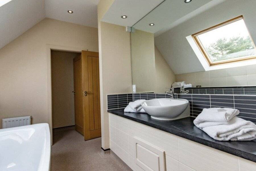 Great Hallingbury Manor & Lodges bathtub