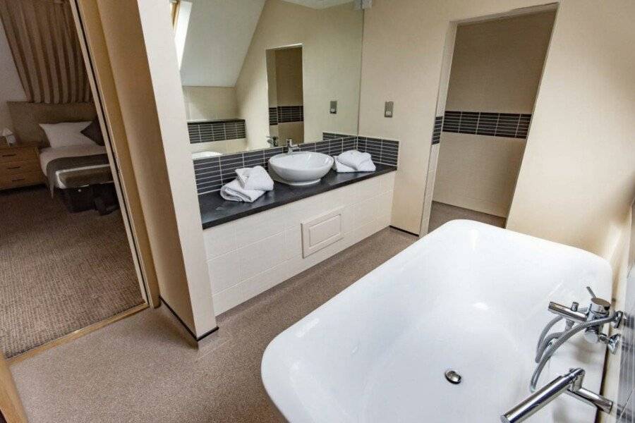 Great Hallingbury Manor & Lodges bathtub