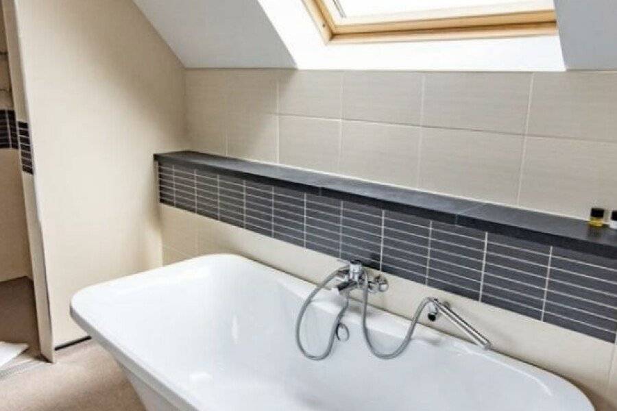 Great Hallingbury Manor & Lodges bathtub