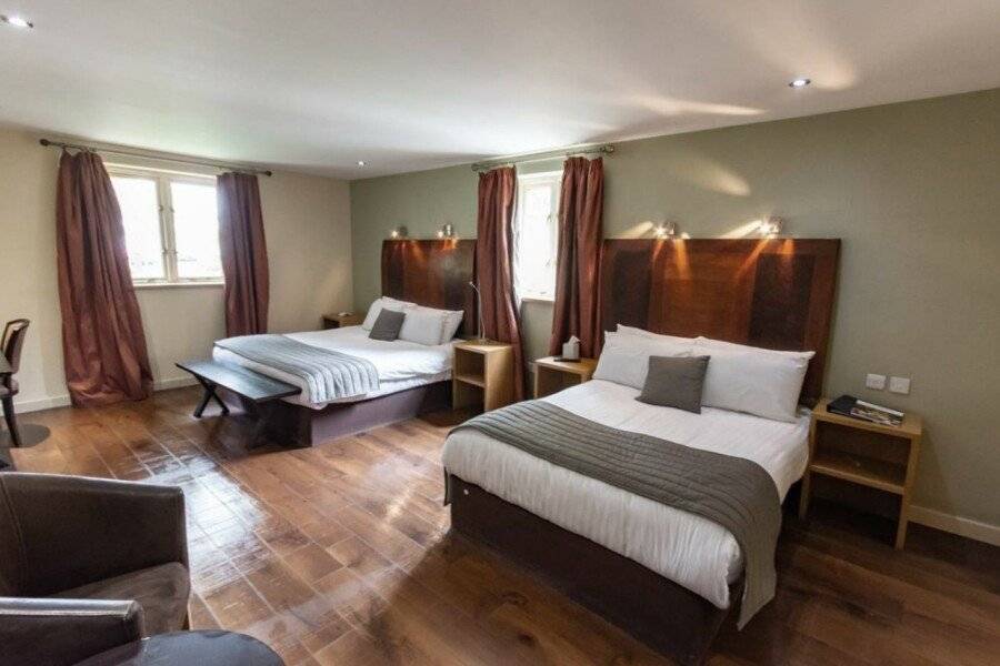 Great Hallingbury Manor & Lodges hotel bedroom