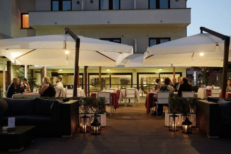 Best Western Hotel Rome Airport restaurant, hotel facade