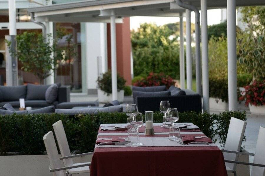 Best Western Hotel Rome Airport restaurant,garden