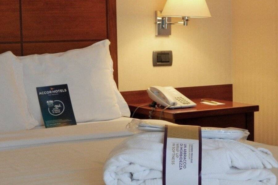 Mercure Leonardo da Vinci Rome Airport hotel bedroom