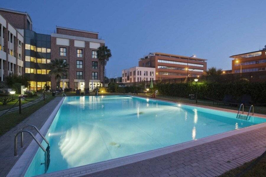 Mercure Leonardo da Vinci Rome Airport outdoor pool