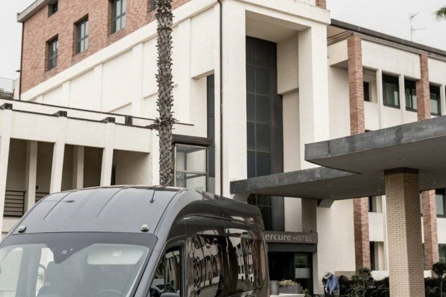 Mercure Leonardo da Vinci Rome Airport facade,parking