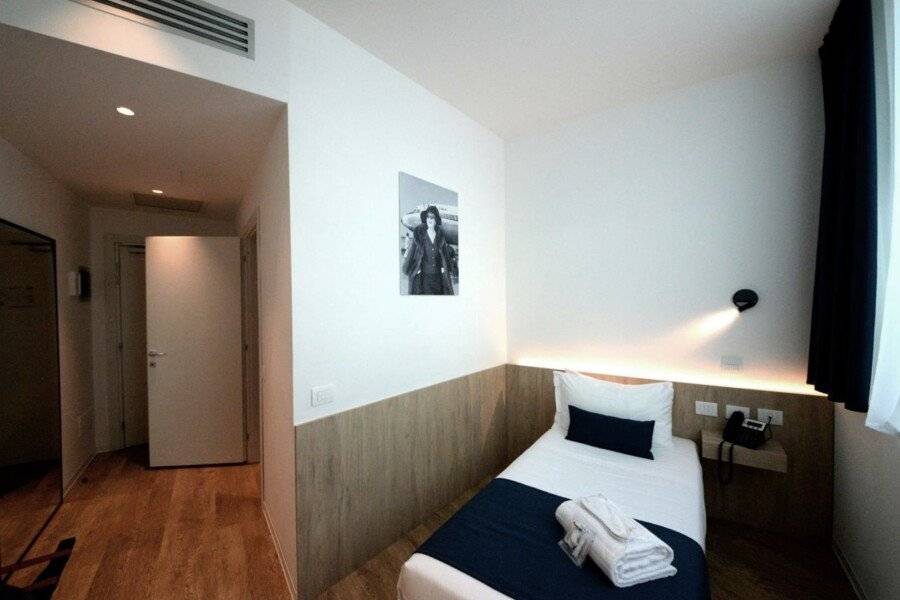 Air Rooms Rome Airport by HelloSky hotel bedroom