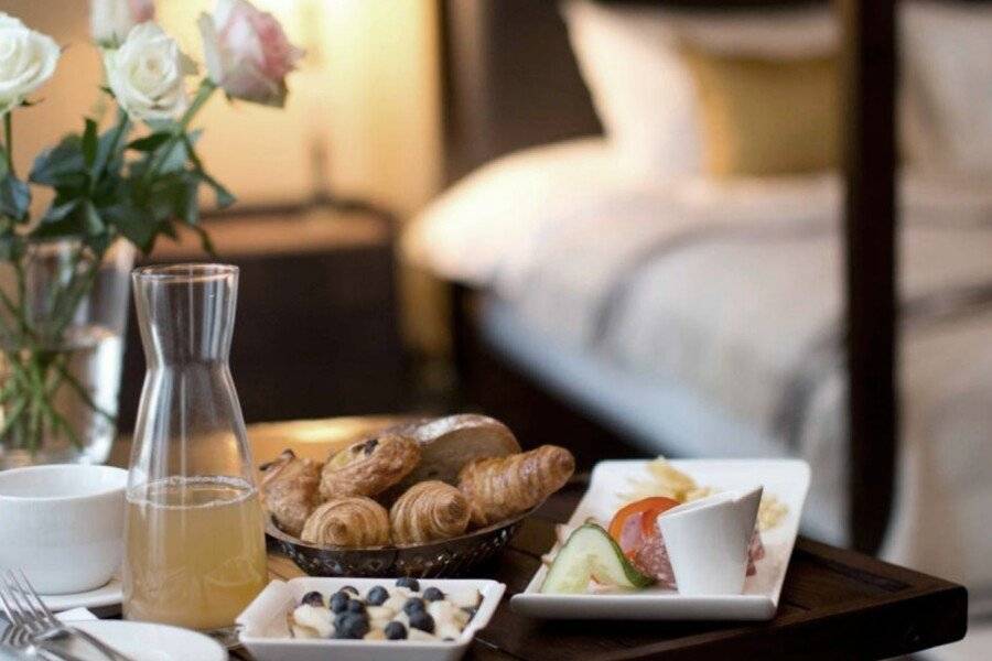 Camillas Hus hotel bedroom, breakfast