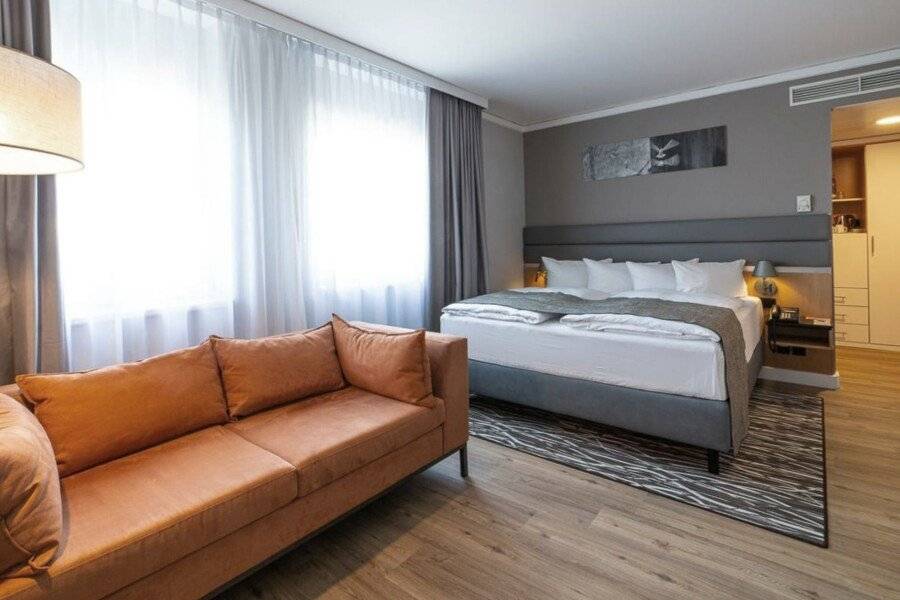 Holiday Inn Berlin Airport hotel bedroom