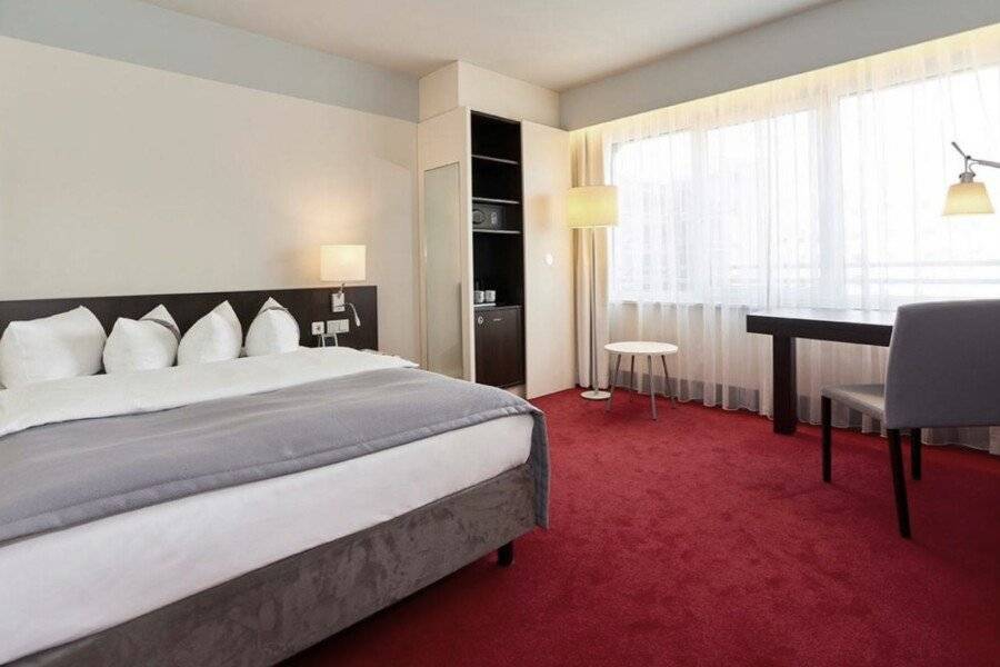 Holiday Inn Berlin Airport hotel bedroom