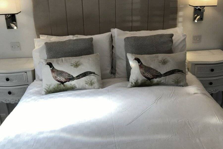 Old Thatch Bambers Green hotel bedroom