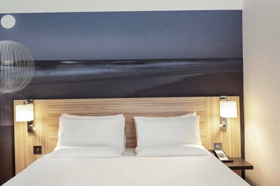 Novotel London Stansted Airport hotel bedroom