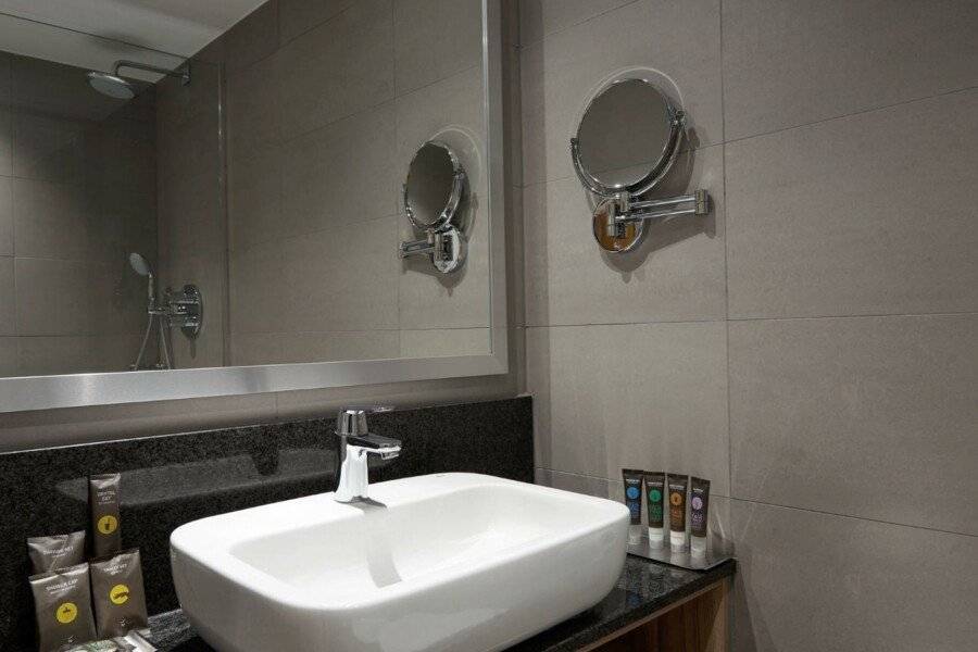 Novotel London Stansted Airport bathtub