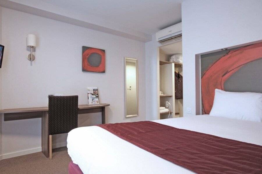 Ramada London Stansted Airport hotel bedroom