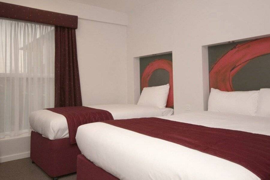 Ramada London Stansted Airport hotel bedroom