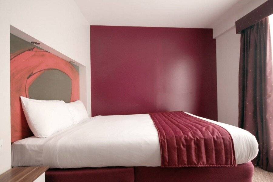 Ramada London Stansted Airport hotel bedroom