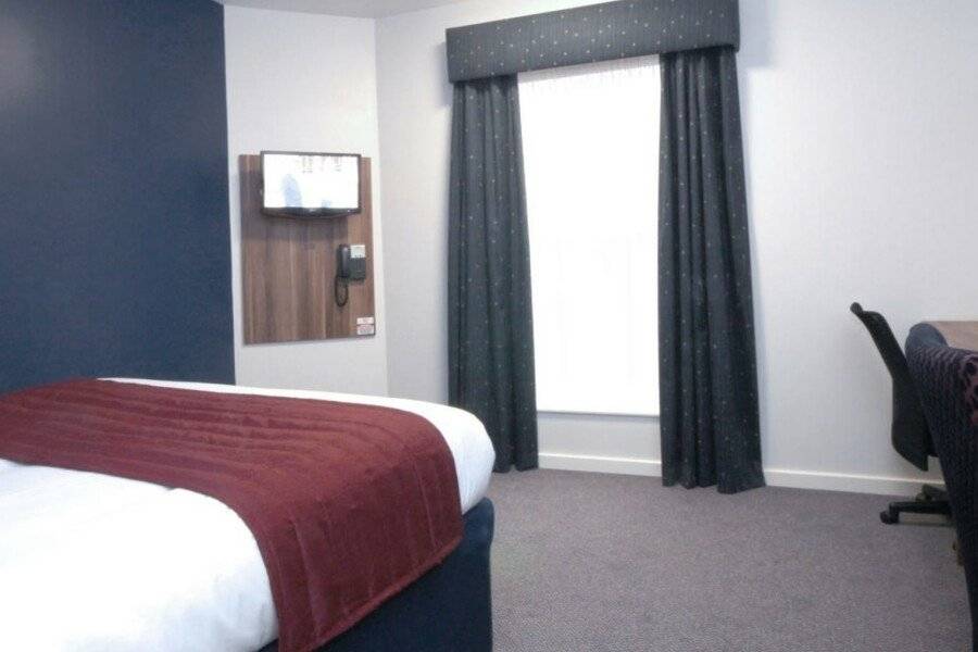 Ramada London Stansted Airport hotel bedroom