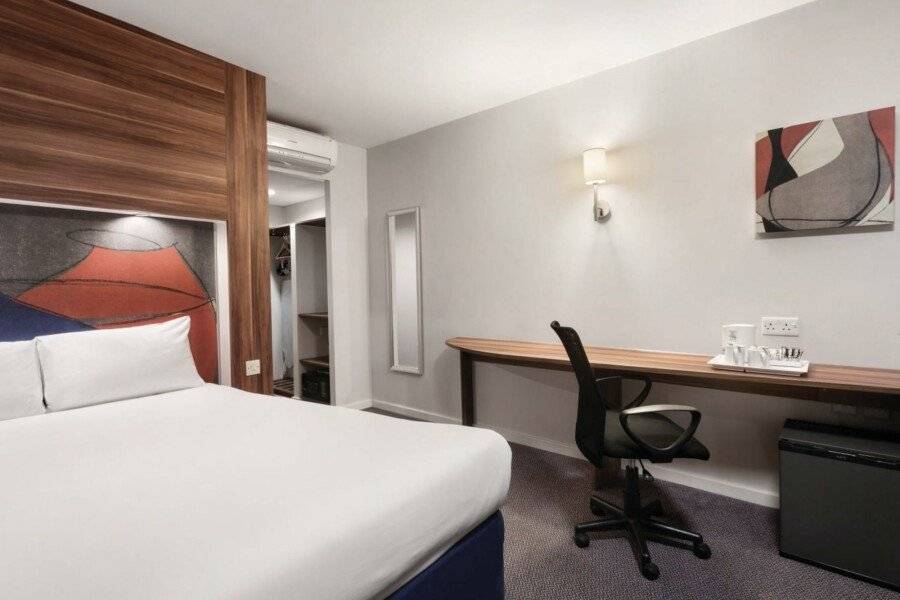 Ramada London Stansted Airport hotel bedroom