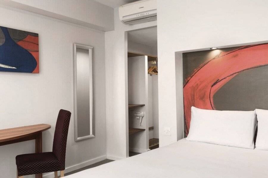 Ramada London Stansted Airport hotel bedroom