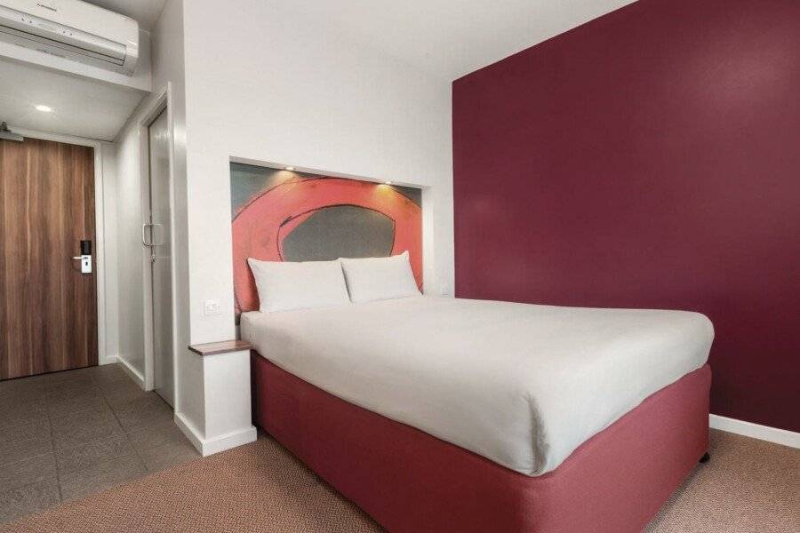 Ramada London Stansted Airport hotel bedroom