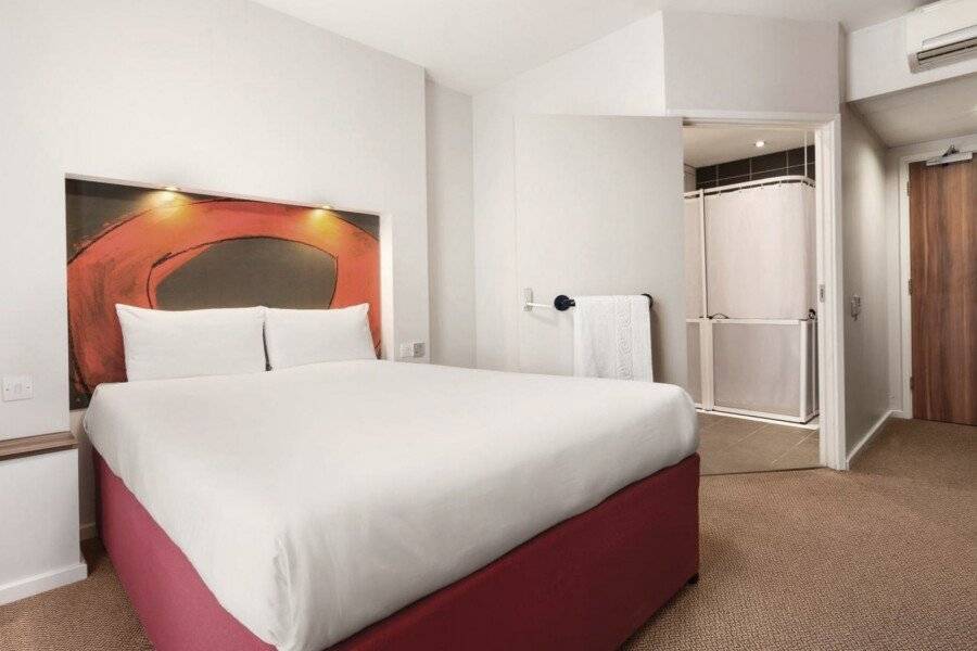 Ramada London Stansted Airport hotel bedroom