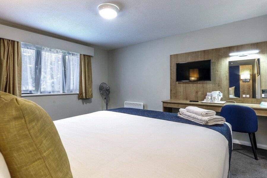 Days Inn London Stansted Airport hotel bedroom