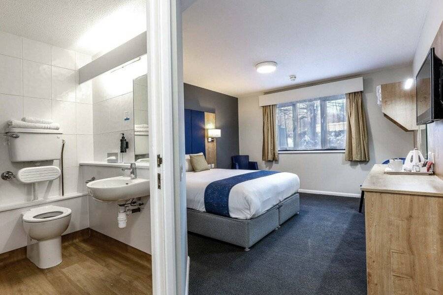 Days Inn London Stansted Airport hotel bedroom