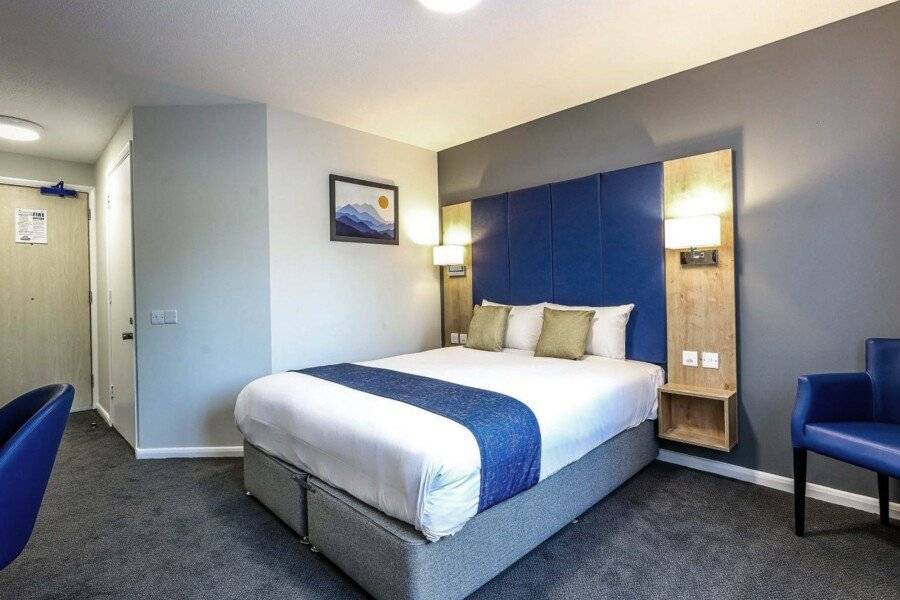 Days Inn London Stansted Airport hotel bedroom