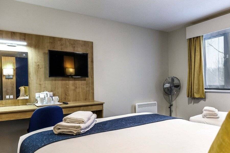 Days Inn London Stansted Airport hotel bedroom