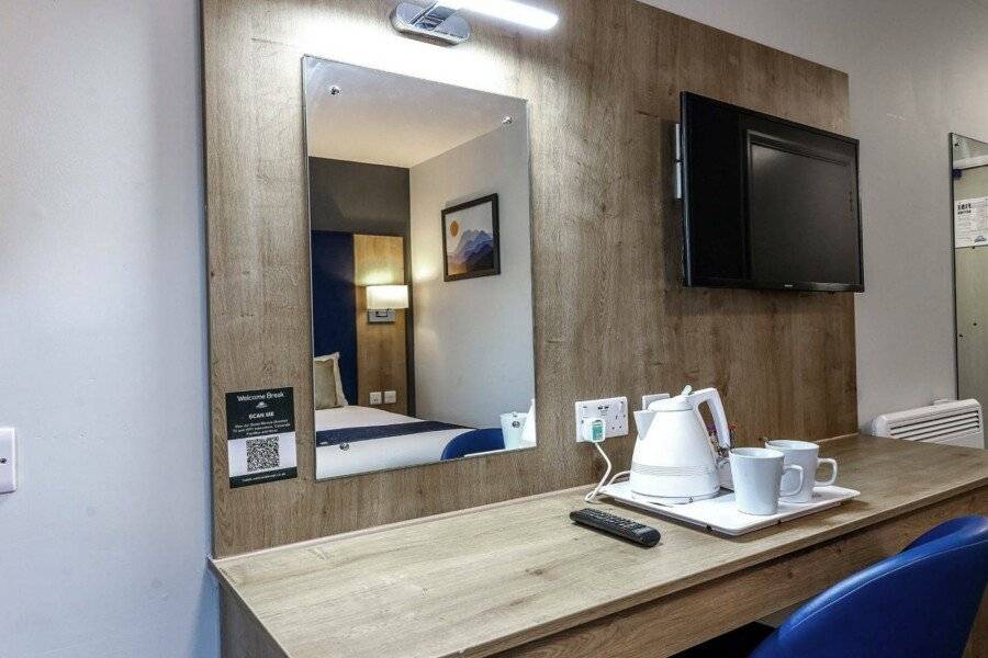 Days Inn London Stansted Airport hotel bedroom