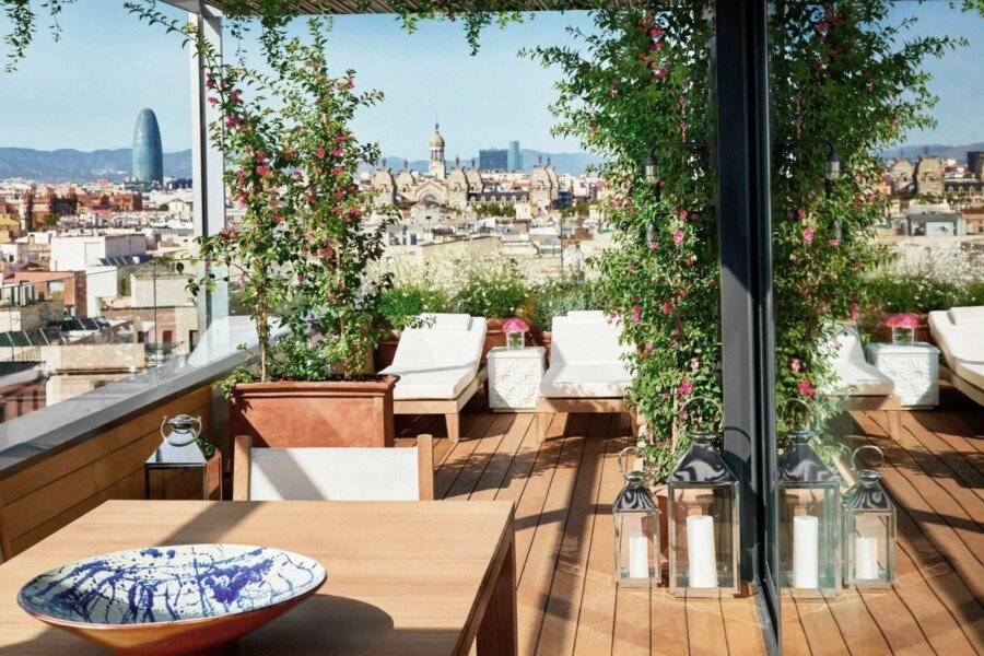 The Barcelona EDITION rooftop pool,ocean view