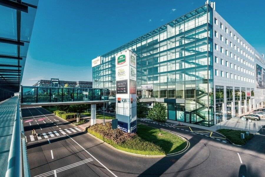 Courtyard by Marriott Prague Airport facade