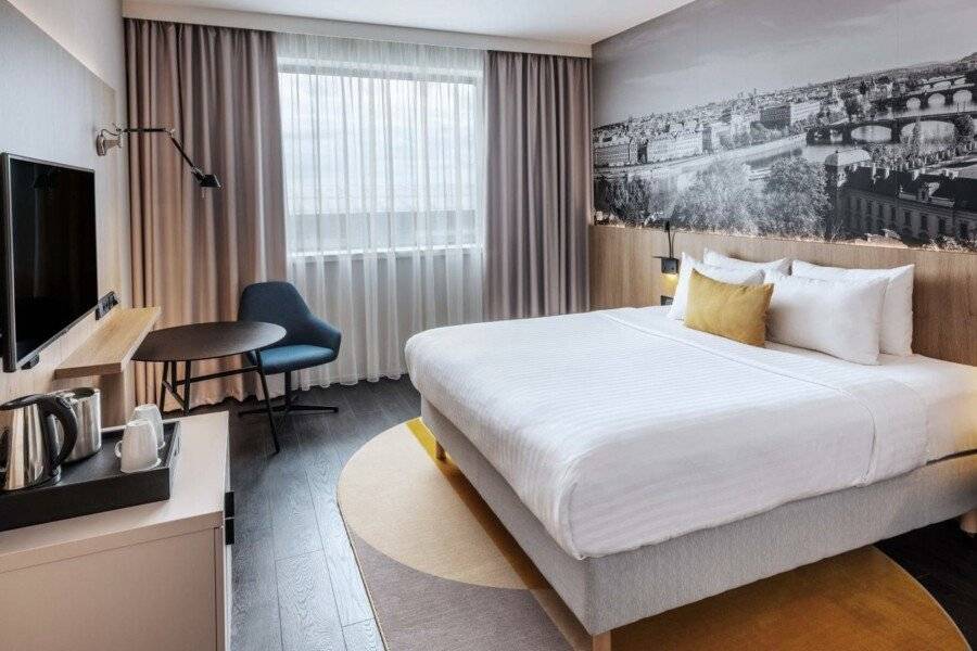 Courtyard by Marriott Prague Airport hotel bedroom