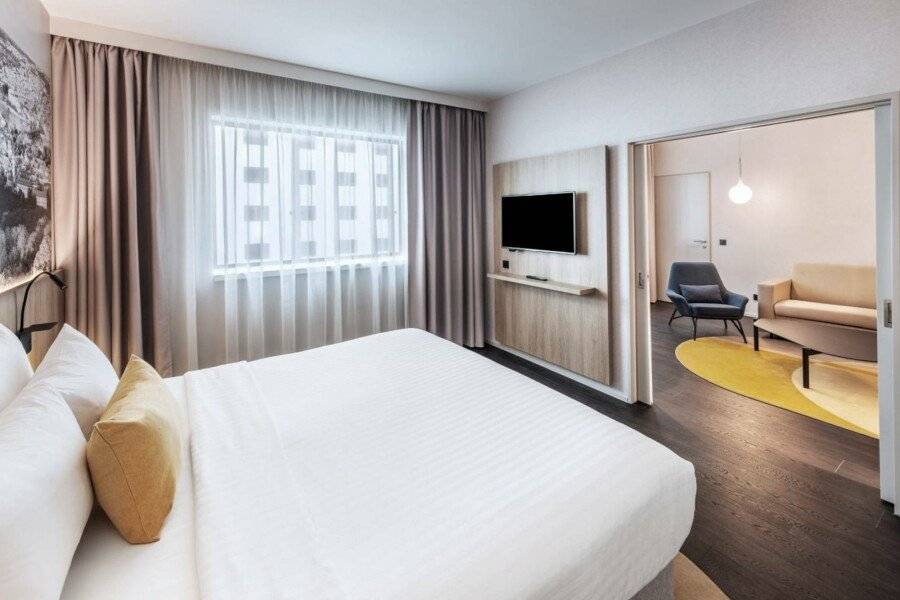 Courtyard by Marriott Prague Airport hotel bedroom