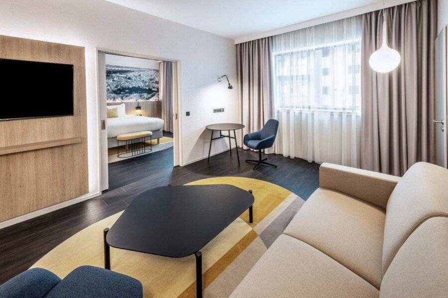 Courtyard by Marriott Prague Airport hotel bedroom