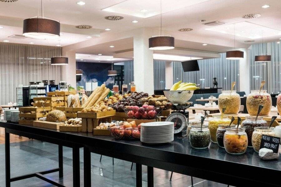 Courtyard by Marriott Prague Airport restaurant, breakfast