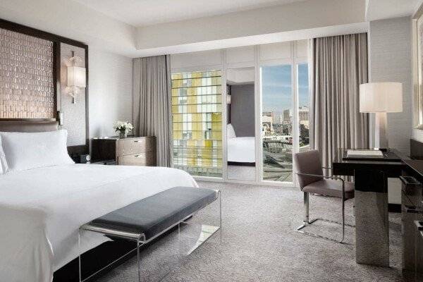 King Room with City View and Roll-in Shower - Mobility and Hearing Access