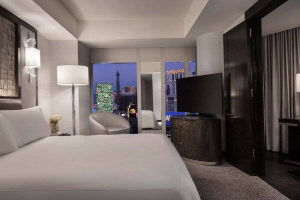 One-Bedroom King Suite with Panoramic View