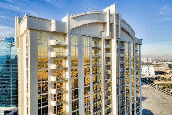 One-Bedroom Balcony Suite - Mountain View