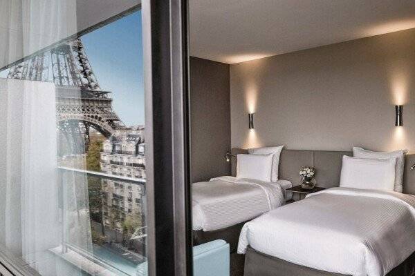 Deluxe Twin Room, high floor, with Sofa, Balcony and Eiffel Tower View