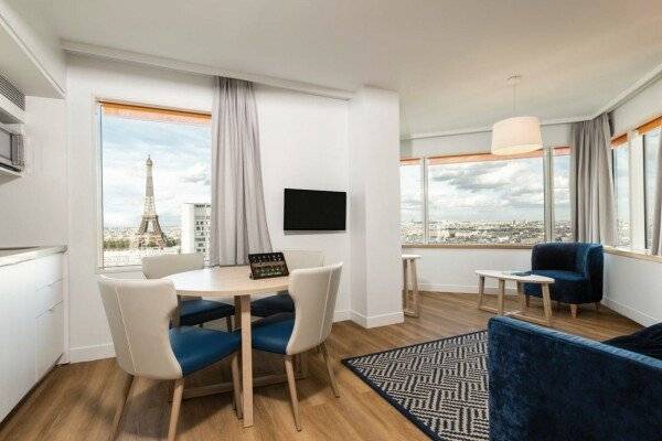 One-Bedroom Apartment with View on Eiffel Tower