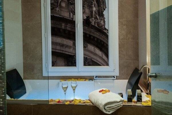 Double Room Trocadéro with Jacuzzi