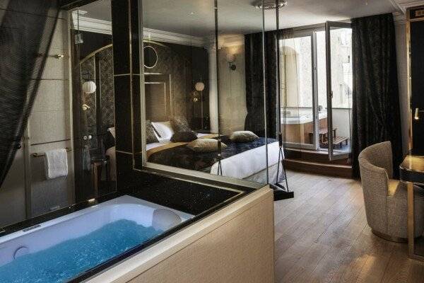 Luxury – Midnight bath with Jacuzzi and Terrace