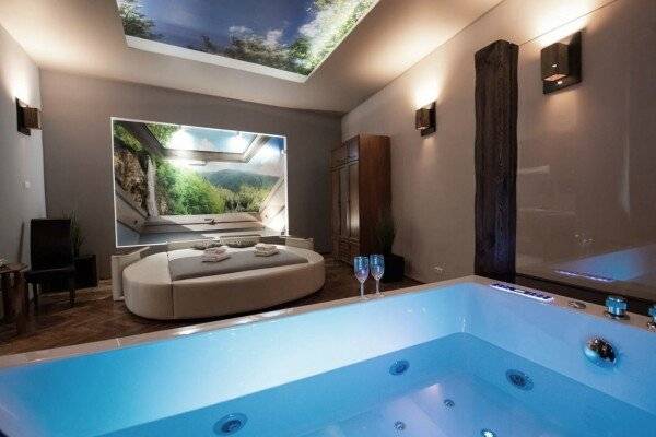 Queen Suite with Spa Bath