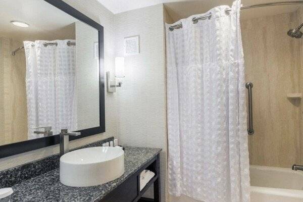 King Suite - Hearing Accessible with Bath Tub