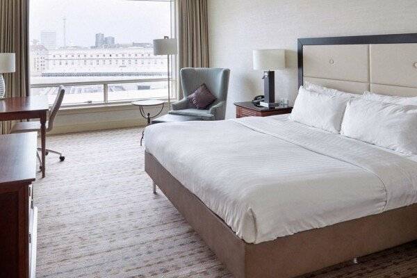 Deluxe Guest Room, 1 King, City View