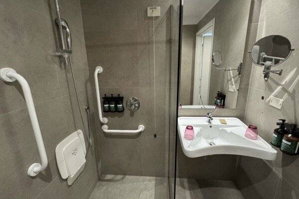 Double Room with Mobility Accessible Roll In Shower