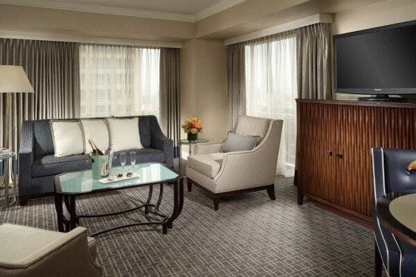 Deluxe Executive Suite - 1 King Bed