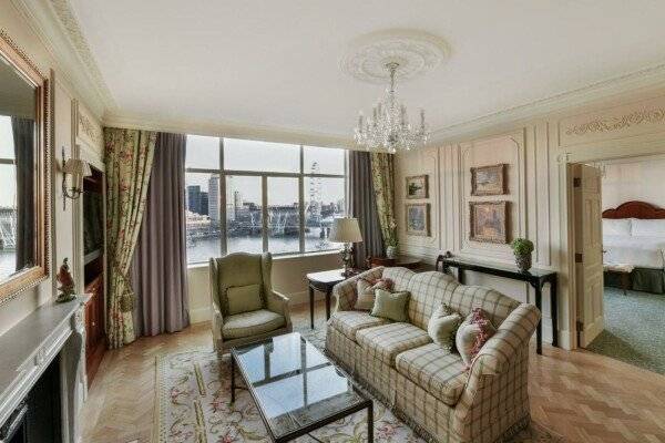 Personality King Suite with Panoramic River View