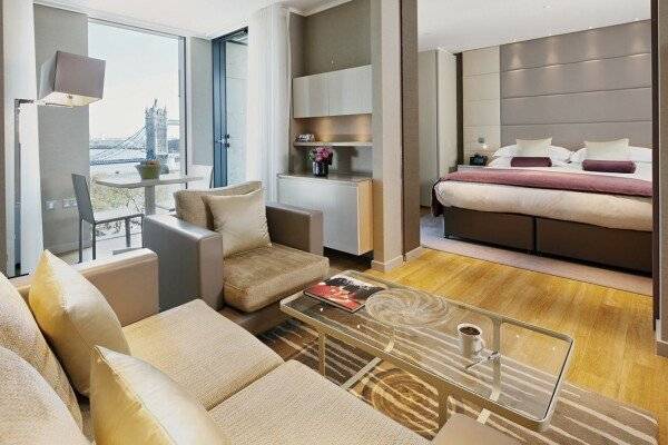 Luxury One-bedroom Apartment with Tower View