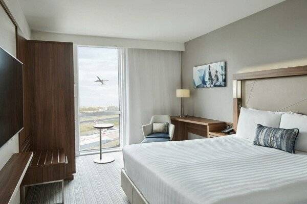 Guest room, 1 King, Runway view